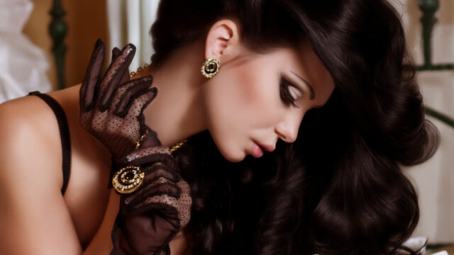 Elegant Glamour Woman with Lace Gloves and Golden Jewelry 4K Wallpaper