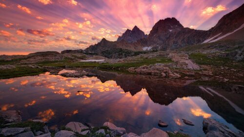 Stunning Mountain Sunset Reflection over Alpine Lake 4K Wallpaper