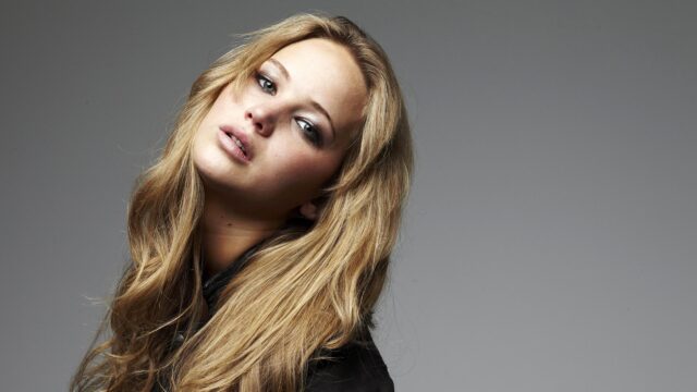 Stunning Portrait of Jennifer Lawrence with Long Blonde Hair 4K Wallpaper