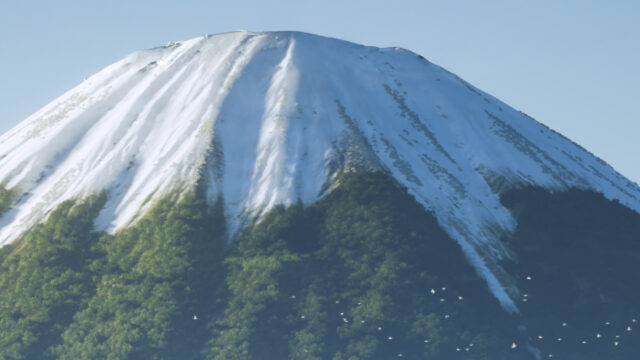 Snow-Covered Mountain Peaks Desktop Wallpaper