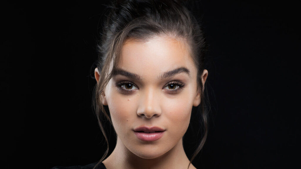 Hailee Steinfeld Minimalist Portrait 4K Desktop Wallpaper
