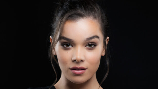 Hailee Steinfeld Minimalist Portrait 4K Desktop Wallpaper