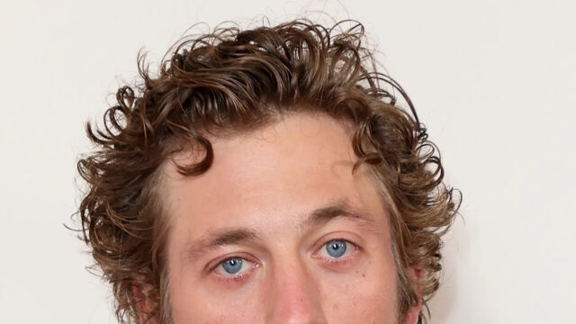 Portrait of Jeremy Allen White 4K Desktop Wallpaper