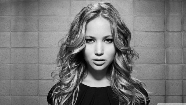 Stunning Portrait of a Woman with Wavy Blonde Hair Desktop Wallpaper