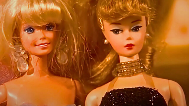 Vintage Fashion Dolls Close-up Desktop Wallpaper