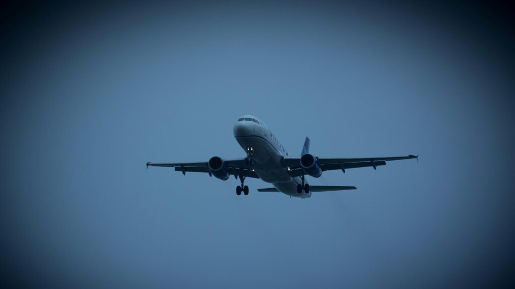 United Airlines Airplane Landing at Dusk 4K Wallpaper