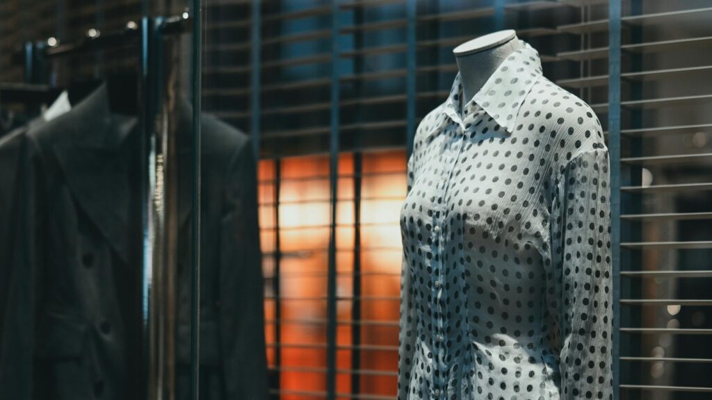 Elegant Polka Dot Shirt on Mannequin Display 4K Desktop Wallpaper