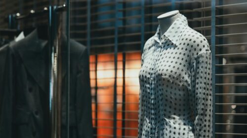 Elegant Polka Dot Shirt on Mannequin Display 4K Desktop Wallpaper