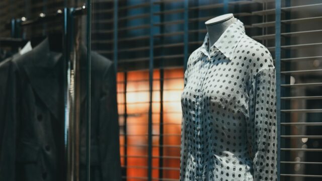 Elegant Polka Dot Shirt on Mannequin Display 4K Desktop Wallpaper