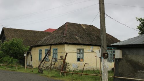 Rustic Abandoned Rural House Under Overcast Skies PC Wallpaper