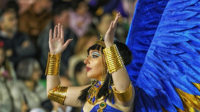 Stunning Egyptian Goddess Carnival Performer 4K Desktop Wallpaper
