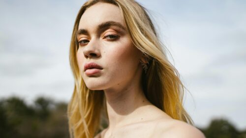 Beautiful Blonde Woman with Natural Makeup Portrait 4K Wallpaper