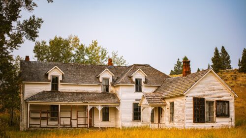 Abandoned Vintage Farmhouse in Golden Fields 4K Desktop Wallpaper