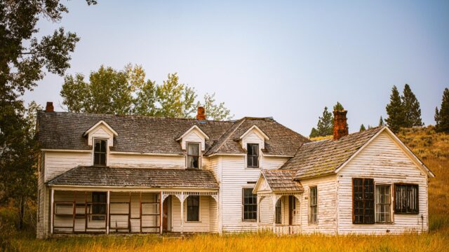 Abandoned Vintage Farmhouse in Golden Fields 4K Desktop Wallpaper