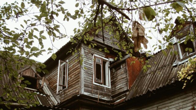Abandoned Rustic Wooden House in Forest 4K Desktop Wallpaper