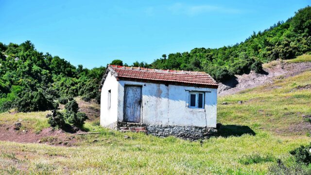 Rustic Stone Cottage in Green Nature Mountain Scenery 4K Wallpaper