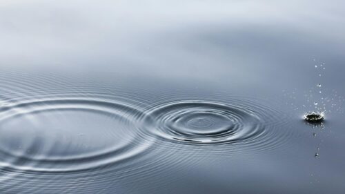 Minimalist Water Ripples and Splashes 4K Desktop Wallpaper