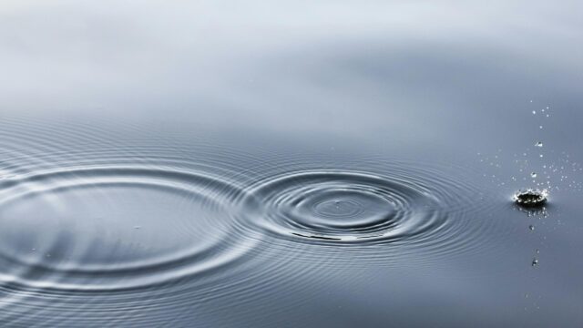 Minimalist Water Ripples and Splashes 4K Desktop Wallpaper