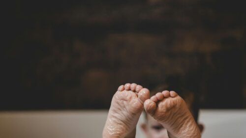 Cute Baby Feet in Bathtub Macro 4K Desktop Wallpaper
