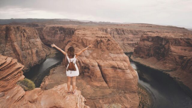 Woman Standing at Horseshoe Bend Grand Canyon Vista 4K Wallpaper