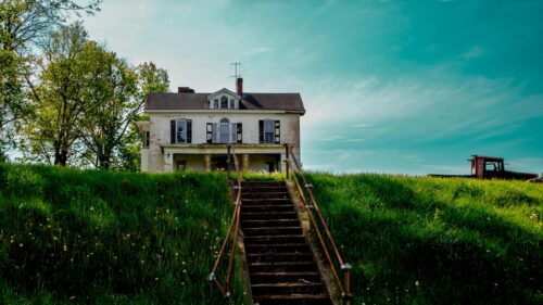 Abandoned Farmhouse on a Hillside Landscape 4K Desktop Wallpaper