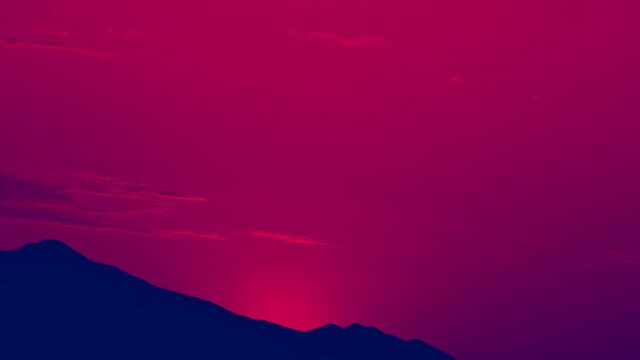 Minimalist Magenta Mountain Sunset 4K Desktop Wallpaper