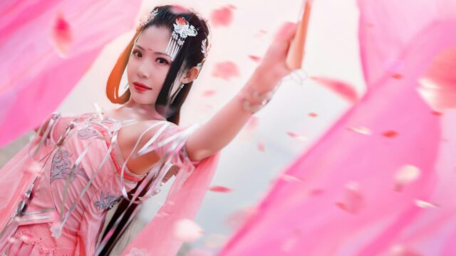 Beautiful Chinese Cosplay Girl with Pink Silk Fan 4K Desktop Wallpaper