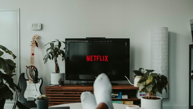 Cozy Living Room Netflix Movie Night Desktop Wallpaper