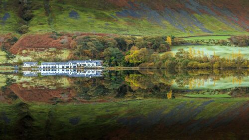 Serene Lakeside Villa Reflection in Autumn Mountains PC Wallpaper