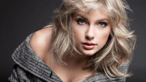 Stunning Taylor Swift Portrait with Blonde Hair and Blue Eyes 4K Wallpaper