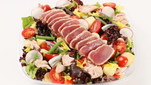 Fresh Nicoise Salad with Seared Tuna Slices 4K PC Wallpaper
