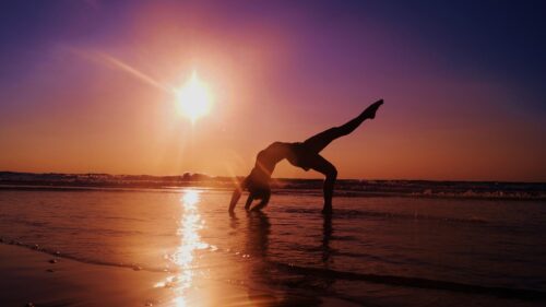 Yoga Silhouette Sunset Beach Meditation Landscape 4K Wallpaper