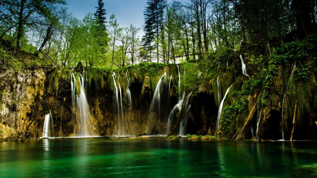 Stunning Plitvice Lakes National Park Cascading Waterfalls 4K Desktop Wallpaper