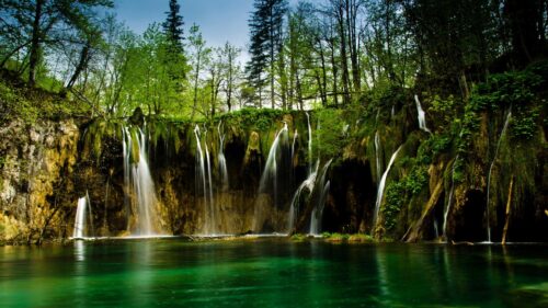 Stunning Plitvice Lakes National Park Cascading Waterfalls 4K Desktop Wallpaper