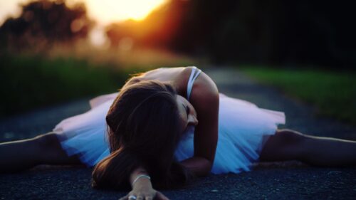 Graceful Ballerina Performing a Split at Golden Hour 4K PC Wallpaper
