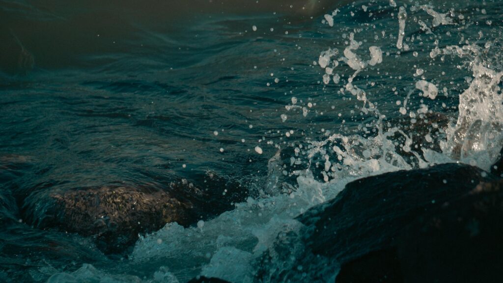 Stunning Ocean Waves Crashing Against Coastal Rocks 4K Desktop Wallpaper