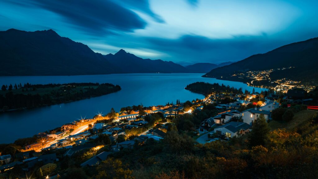 Breathtaking Queenstown Sunset Over Lake Wakatipu Desktop Wallpaper