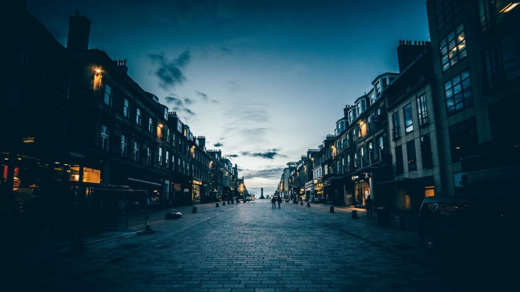 Evening Cobblestone Street in Edinburgh Cityscape 4K Wallpaper