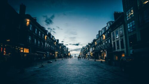 Evening Cobblestone Street in Edinburgh Cityscape 4K Wallpaper