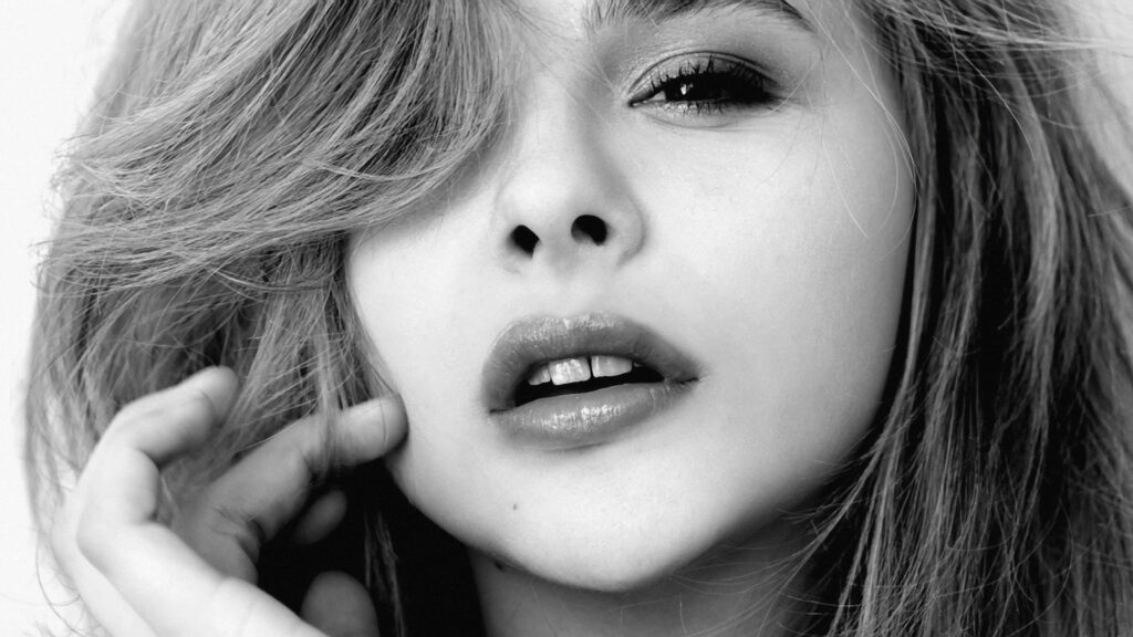Chloë Grace Moretz Close Up Black and White Portrait Desktop Wallpaper