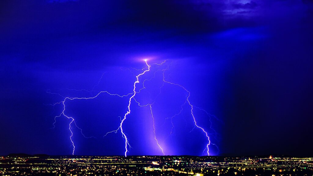 Stunning Electric Lightning Storm Over City Skyline 4K Desktop Wallpaper
