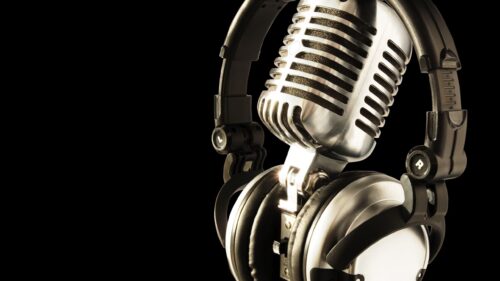 Vintage Professional Studio Microphone and Headphones 4K Desktop Wallpaper