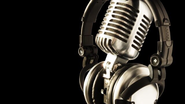Vintage Professional Studio Microphone and Headphones 4K Desktop Wallpaper