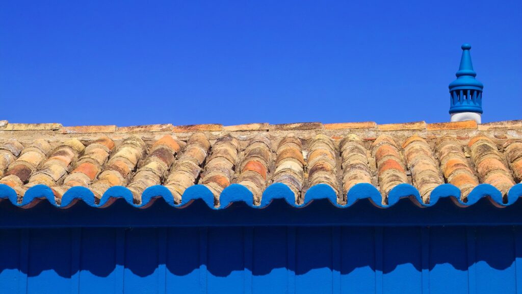 Minimalist Mediterranean House Roof with Vibrant Blue Accents 4K Wallpaper