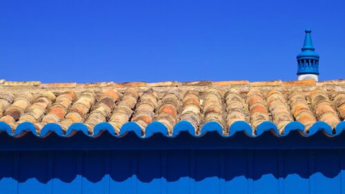 Minimalist Mediterranean House Roof with Vibrant Blue Accents 4K Wallpaper