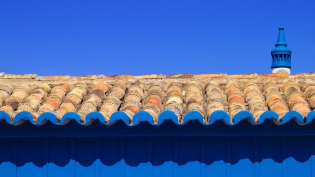 Minimalist Mediterranean House Roof with Vibrant Blue Accents 4K Wallpaper