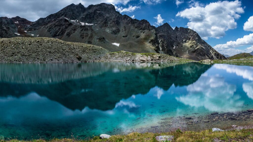 Breathtaking Alpine Lake with Majestic Mountain Reflections 4K Wallpaper