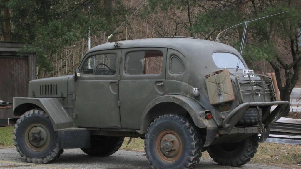 Vintage Military Olive Drab Off Road Vehicle PC Wallpaper
