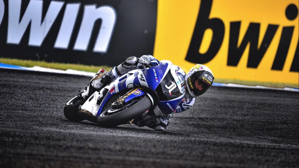 Ben Spies Yamaha MotoGP Racing Bike Cornering in the Rain Desktop Wallpaper