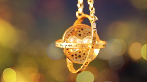 Golden Time Turner Necklace Magical Harry Potter Aesthetic 4K Desktop Wallpaper